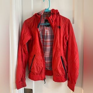 The North Face Windbreaker - High Viz Coral